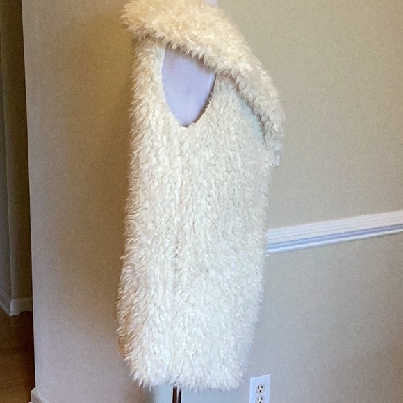 Me Jane ivory faux fur vest with shawl collar, fully lined and side seam pockets - Picture 4 of 9